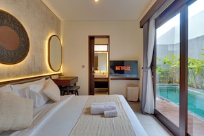 Vila, 3 kamar tidur, kolam renang pribadi, pemandangan kolam renang | Brankas, meja kerja, ruang kerja ramah laptop, dan tirai kedap cahaya