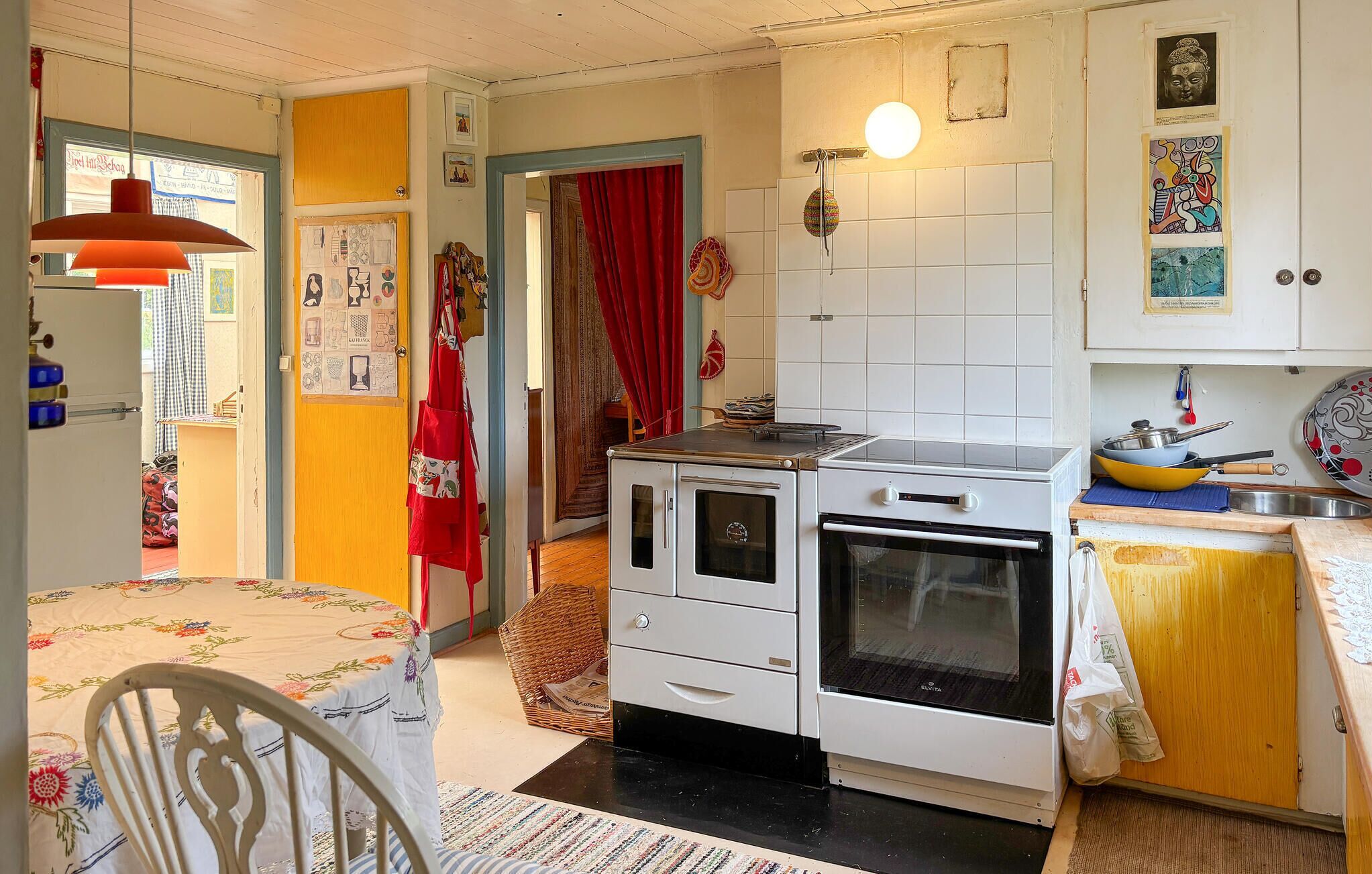 Kahvin-/teenkeitin, jääkaappi, mikroaaltouuni, uuni