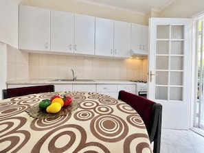 Dining - Athens Lower Ground Gem - Near Metro by ΜΡS (Athina)