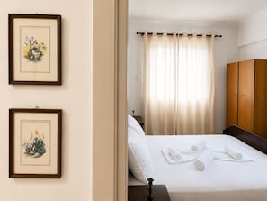 Room - Athens Lower Ground Gem - Near Metro by ΜΡS (Athina)