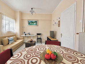 Living area - Athens Lower Ground Gem - Near Metro by ΜΡS (Athina)