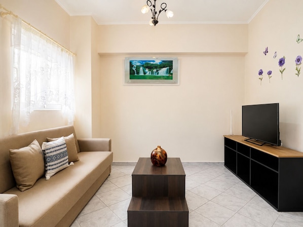 Living area - Athens Lower Ground Gem - Near Metro by ΜΡS (Athina)
