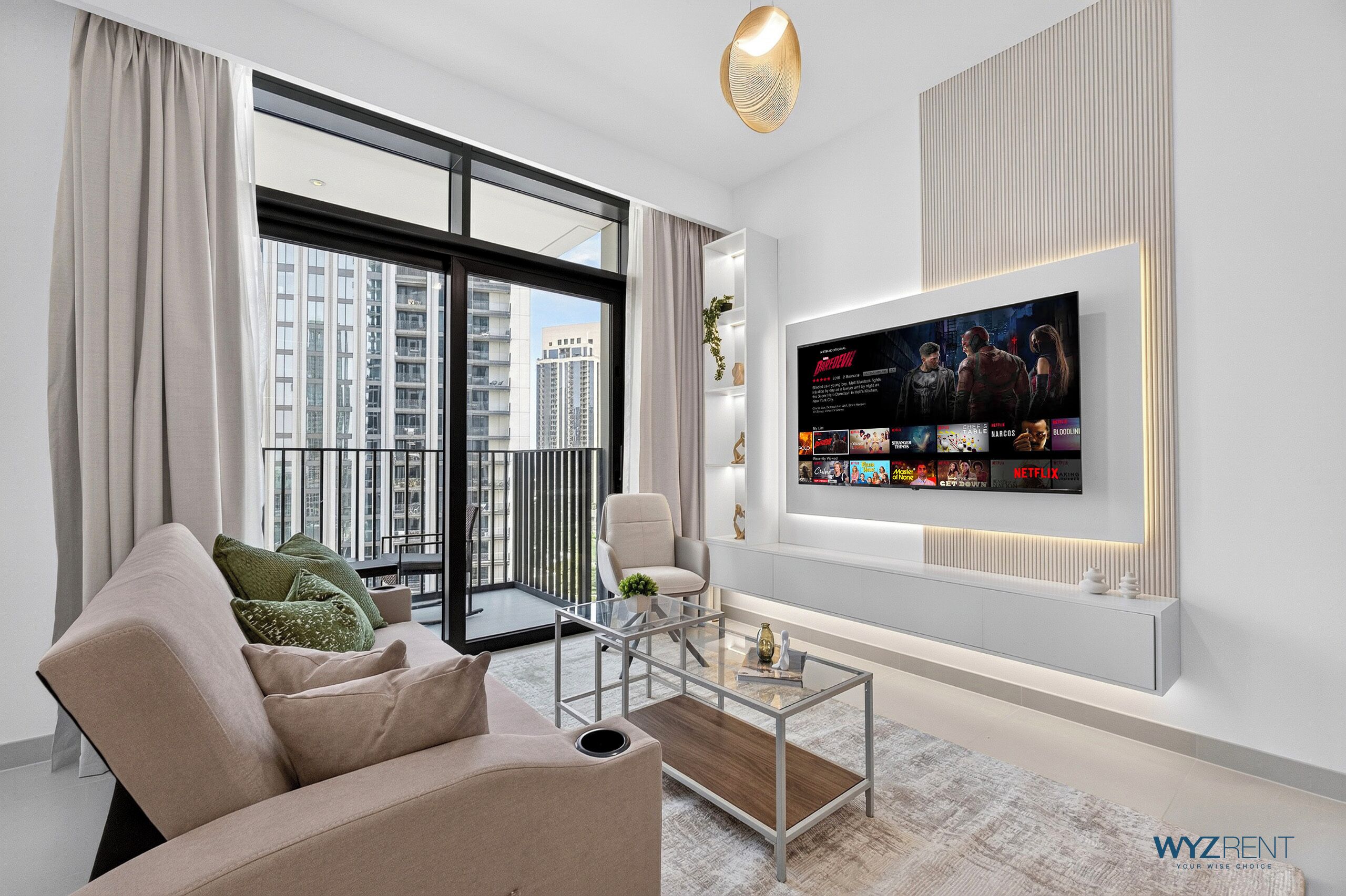 Apartamento standard, 1 quarto, vista para a cidade | Área de estar | Smart TV 65 polegadas com canais digitais, Netflix