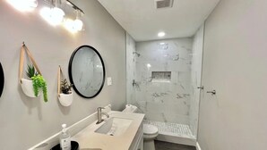 Unclassified image, 4 of 19, button - Home in Bellaire (Bellaire)