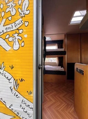 1 bedroom, iron/ironing board, WiFi, bed sheets - Escape to The Happy Camper – A Retro Retreat in the Somerset Hills (Henstridge)