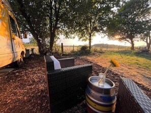 Property grounds - Escape to The Happy Camper – A Retro Retreat in the Somerset Hills (Henstridge)