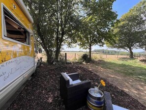Property grounds - Escape to The Happy Camper – A Retro Retreat in the Somerset Hills (Henstridge)