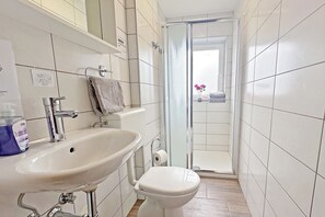 A bathroom with a sink, toilet, and a shower area. - Alpine Lodge Goska Ravan Rooms (Radovljica)