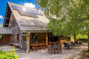 Outdoor dining - Alpine Lodge Goska Ravan Rooms (Radovljica)