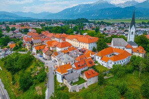 A town with a prominent church and a mix of residential buildings. - Alpine Lodge Goska Ravan Rooms (Radovljica)