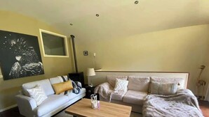 A living room with a sofa, a coffee table, and a fluffy rug. - Halls Gap Escape Townhouse 4 (Halls Gap)