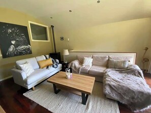 Ein Wohnzimmer mit einer Couch, einem Couchtisch und einem flauschigen Teppich.