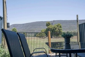 Outdoor dining - Halls Gap Escape Townhouse 6 (Halls Gap)