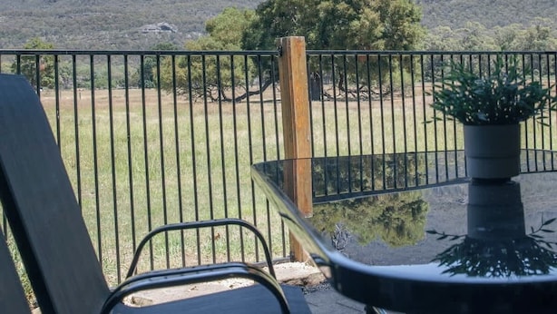 A patio with a view of a grassy field and a hill. - Halls Gap Escape Townhouse 6 (Halls Gap)