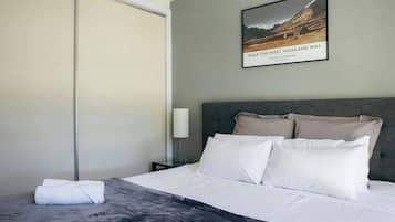 Tabla de planchar con plancha, cuna de viaje, wifi y ropa de cama