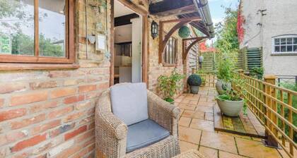 Serene 2-bedroom country cottage in the charming Cotswolds, perfect for relaxing