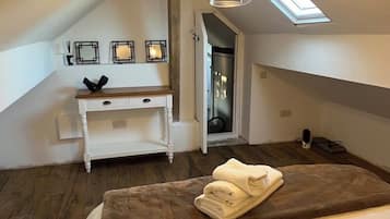 2 bedrooms, internet, bed sheets