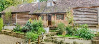 Serene 2-bedroom country cottage in the charming Cotswolds, perfect for relaxing