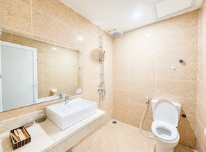 Habitación Deluxe doble | Baño | Ducha, secador de pelo, toallas y jabón