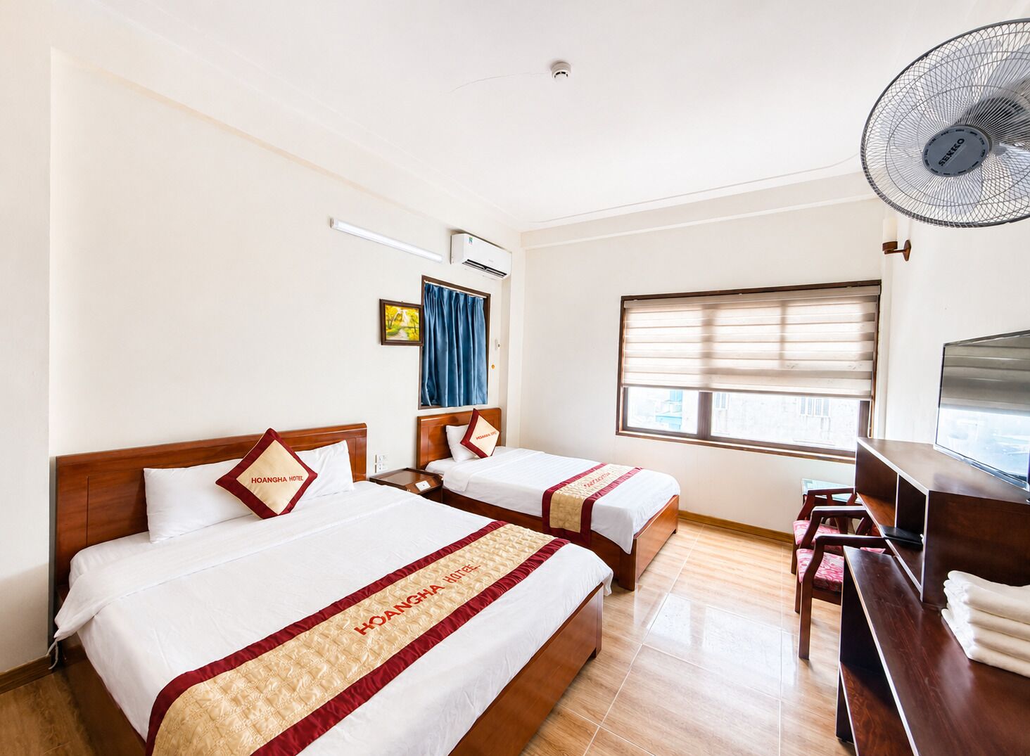 Family Room | Minibar, desk, WiFi (free), bed sheets