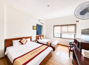 Habitación familiar | Minibar, escritorio, wifi gratis y ropa de cama