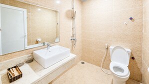 Un bagno moderno con una vasca, un water e una doccia.