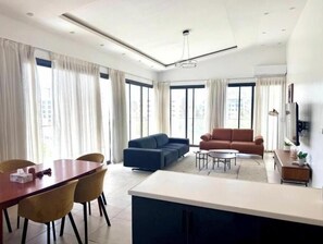 Smart TV - Bright two-bedroom apartment with a balcony (Dakar)