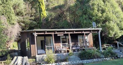 Cod Cottage, a quintessential kiwi bach in Duvauchelle Bay, Akaroa