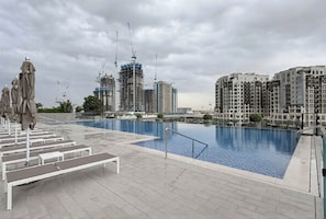 Una piscina al aire libre