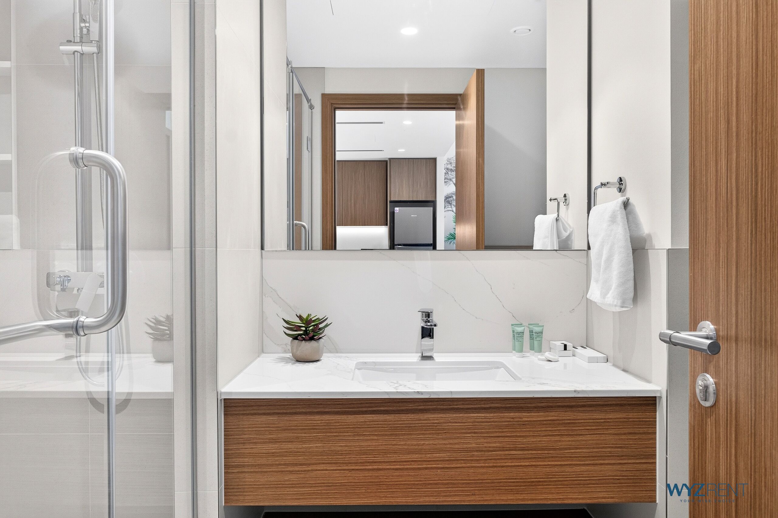 Apartamento superluxo, 1 cama King e sofá-cama, vista para a cidade | Banheiro | Chinelos 