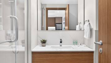 Apartamento superluxo, 1 cama King e sofá-cama, vista para a cidade | Banheiro | Chinelos