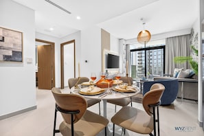 Apartamento de lujo, 1 cama de matrimonio grande con sofá cama, vistas a la ciudad | Comedor