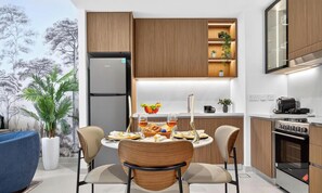 Luxury-Apartment, 1 King-Bett und Schlafsofa, Stadtblick | Esszimmer