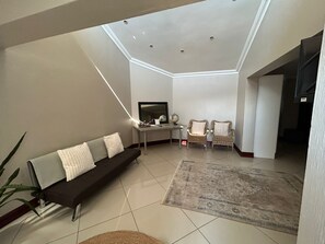 Familienapartment | Wohnbereich | 55-Zoll-Fernseher mit Kabelempfang