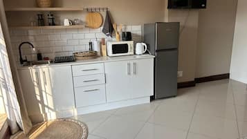 Luxury Apartment | Private kitchen | Electric kettle, toaster