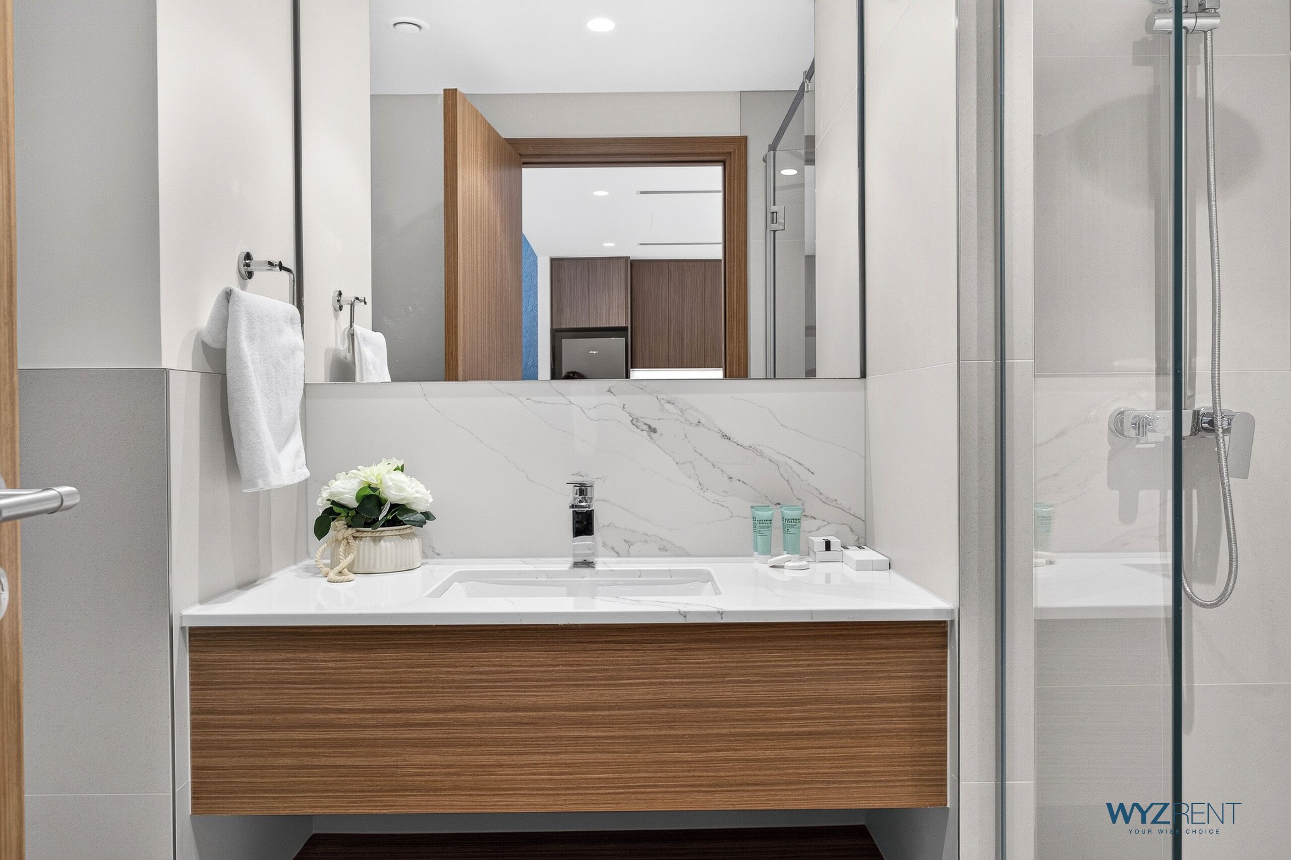 Apartamento premium, 1 cama King e sofá-cama, vista para a cidade | Banheiro | Chinelos 