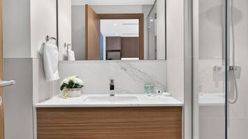 Apartamento premium, 1 cama King e sofá-cama, vista para a cidade | Banheiro | Chinelos