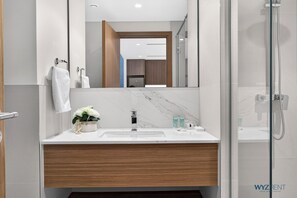 Appartement Premium, 1 très grand lit et 1 canapé-lit, vue ville | Salle de bain | Chaussons
