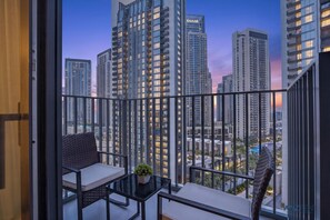 Apartemen Premium, 1 Tempat Tidur King dengan tempat tidur Sofa, pemandangan kota | Balkon