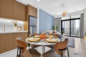 Apartemen Premium, 1 Tempat Tidur King dengan tempat tidur Sofa, pemandangan kota | Ruang makan
