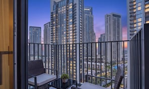 Premium Apartment, 1 King Bed with Sofa bed, City View | Balcony - Feather & Stone 1BR - City Skyline (Dubai)