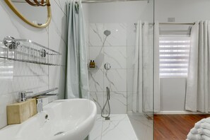 House, 2 Bedrooms, Patio, Mountain View | Bathroom - Charming 2-bedroom House Rental in Cape Town (Cape Town)