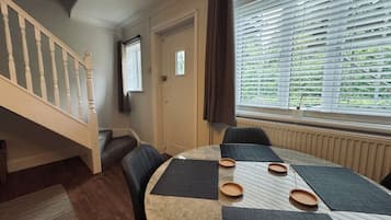 Comfort Cottage | Dining