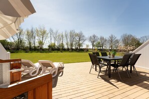 Outdoor dining - Vrbo Property (Fehmarn OT Gahlendorf)