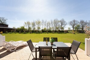 Outdoor dining - Vrbo Property (Fehmarn OT Gahlendorf)