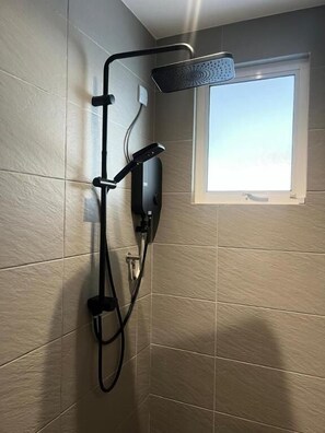 Shower, towels - Canning Home (Ipoh)