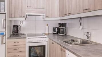 Coffee/tea maker, fridge, microwave, oven