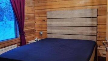 2 bedrooms, iron/ironing board, travel crib