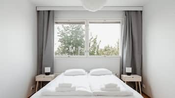 2 bedrooms, desk, iron/ironing board, WiFi