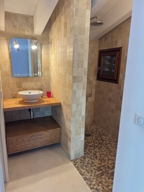 Shower, hair dryer, towels, soap - The Porticcio Suites • Private property • Beaches within walking distance • 2 suites (Grosseto-Prugna)
